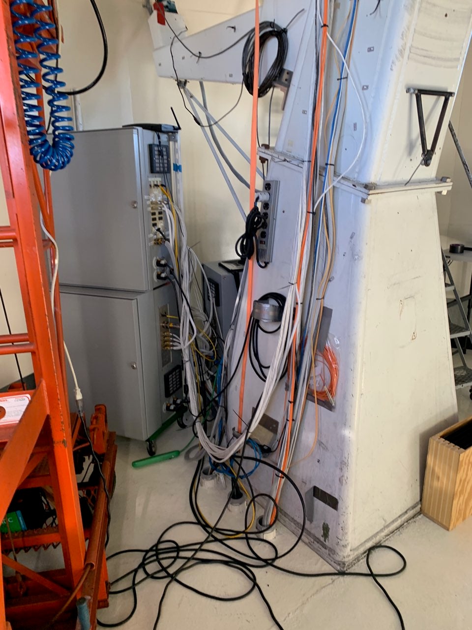 Base of MLSO pier showing little to no ash