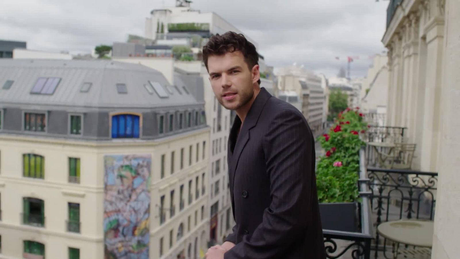 Luke Newton Channels His Inner ’90s Heartthrob for the Loewe Show